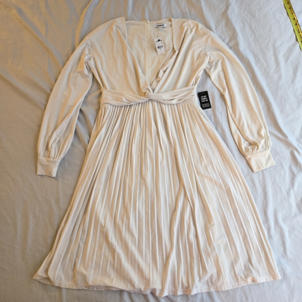 Express ✨️ sz M Ivory White pleated long sleeve v-neck wrap front midi dress NWT